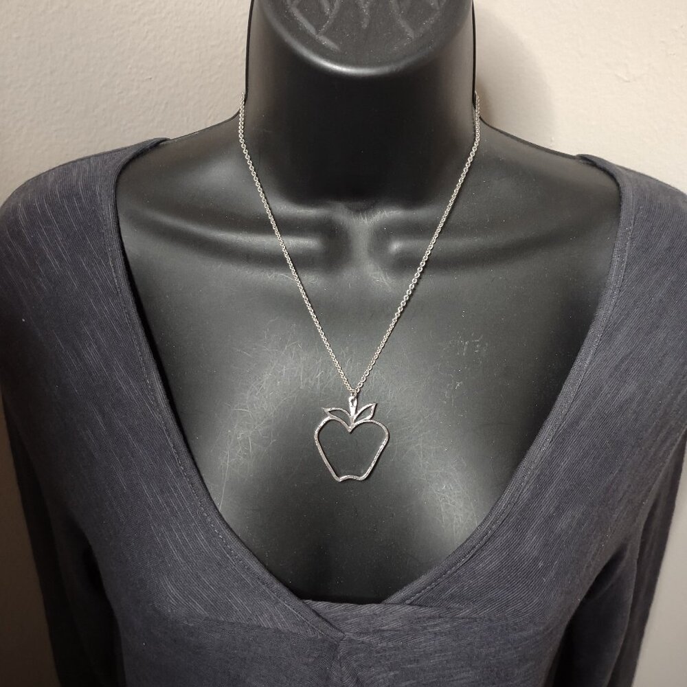 17.5 Inch Sarah Coventry Apple Pendant Necklace